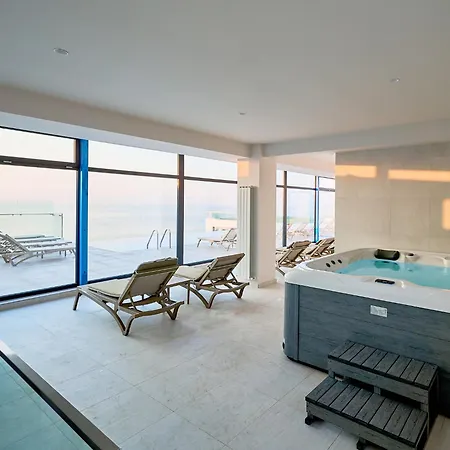 Mirrano - Infinity Pool & *